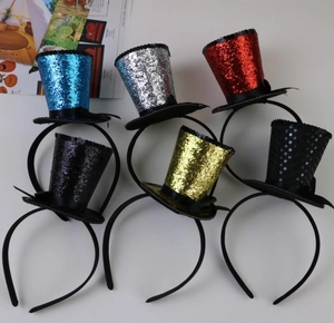 Dettaglio di mini cappelli di paillettes per cerchietti in sei colori vivaci per feste
