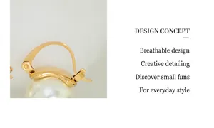 Détail macro de boucles d'oreilles créoles dorées 18K avec perles rondes blanches