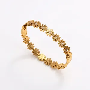 Vue détaillée d'un bracelet marguerite doré avec fermoir et centres en zircone cubique