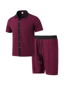 Détail de la texture gaufrée de l'ensemble chemise à manches courtes et short bordeaux