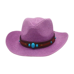 Détail du chapeau de cowboy en paille violette avec bande en cuir et pierres bleues