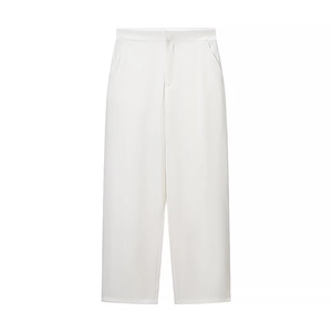 Détail du pantalon blanc taille haute à jambes larges en tissu fluide de qualité