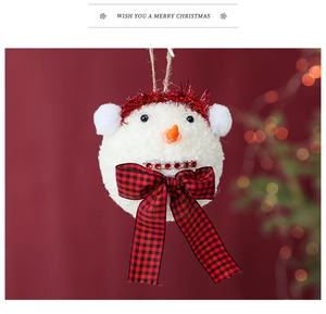 Dettaglio decorazione a forma di testa di pupazzo di neve in peluche con fiocco rosso