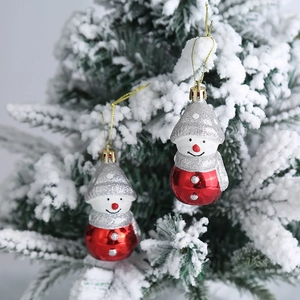 Dos adornos navideños de muñeco de nieve rojo con gorros plateados de purpurina