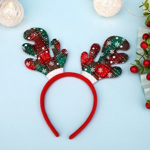 Détail du serre-tête de Noël avec bois à carreaux rouges et verts et motifs de flocons