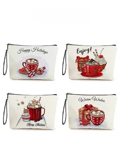 Détails de quatre trousses en toile blanche avec motifs de desserts de Noël festifs