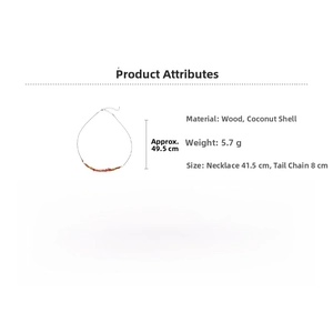 Détail du collier artisanal en perles de bois et noix de coco avec chaînette de réglage