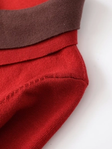 Détail de la texture en maille rouge avec finitions côtelées marron de qualité