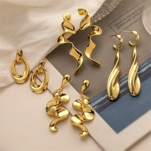 Mode Unregelmäßige Wellen Geometrische Kupfer Ohrringe Für Damen Minimalistische Verdrehte Vergoldete Ohrhänger Schmuck Geschenk