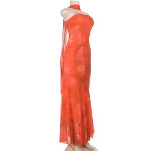 Détail d'une robe en tulle floral montrant le ruban de cou et le tissu imprimé orange