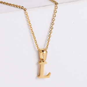 Vue macro détaillée du collier avec pendentif lettre L en acier plaqué or 18k
