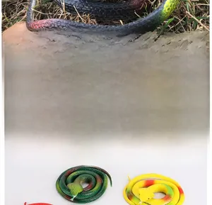 Gros plan détaillé de modèles de serpents en caoutchouc avec écailles et textures réalistes