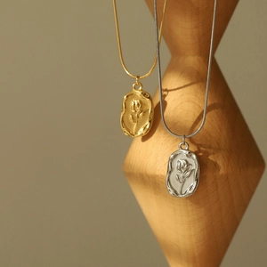 Collier Pendentif Ovale Fleur Rose Tulipe Gaufré Vintage Français Acier Inoxydable Chaîne Serpent Bijoux Élégants