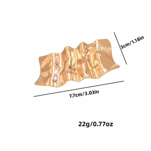 Irregular liquid metal gold hair clip with wavy texture and dimensions 7.7x3cm