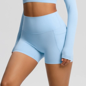 Détail du short de yoga bleu taille haute avec poches latérales et coutures plates
