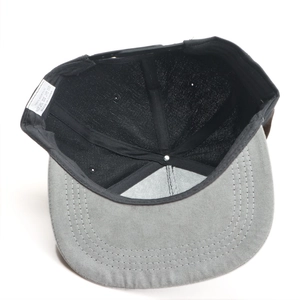 Détail de l'intérieur d'une casquette en acrylique avec coutures et étiquette de lavage