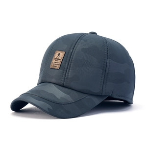 Berretto da baseball invernale da uomo con motivo mimetico grigio scuro e patch in pelle