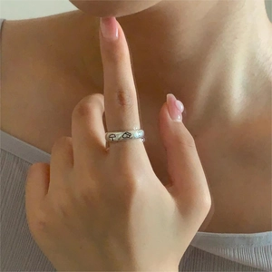 Dettaglio dell'anello minimalista in argento 925 con nuvola indossato sull'indice
