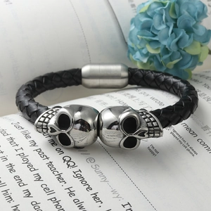 Geflochtenes Herrenarmband aus schwarzem Leder mit Edelstahl-Totenkopf und Magnetverschluss