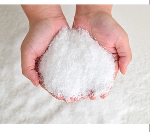 Gros plan de neige artificielle blanche avec texture floconneuse pour décor de Noël