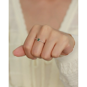 Elegant silver s925 ring with oval emerald zircon and sparkling side diamonds