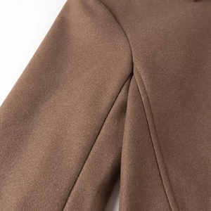 Veste courte marron pour femme en laine avec col à revers, fermeture zippée et texture douce