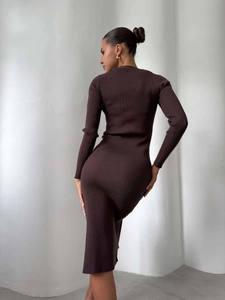 Vestido midi de punto ajustado marrón chocolate de manga larga vista trasera