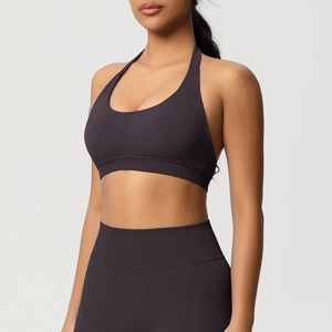 Gros plan sur le soutien-gorge de sport dos nu violet foncé sans couture avec bande large