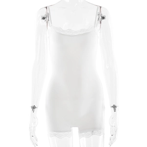 Body blanc élégant bordé de dentelle sur mannequin transparent avec bretelles réglables