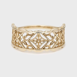 Makroaufnahme von 14K vergoldetem Silberring mit Vintage-Filigran und Mondstein-Detail