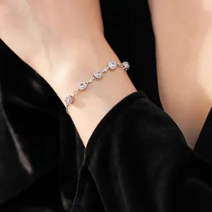 Bracelet élégant en argent avec zircone géométrique et halo cristal sur mannequin