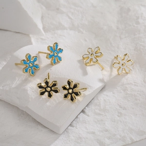 Tre paia di orecchini a fiore placcati oro 18K in smalto celeste, nero e bianco