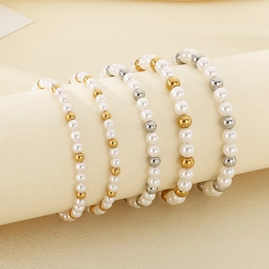 Fünfteiliges Armband-Set mit weißen Perlen sowie goldenen und silbernen Metallperlen