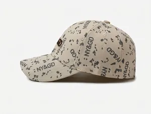 Vue latérale d'une casquette de baseball beige avec imprimé NY&GD et broderie