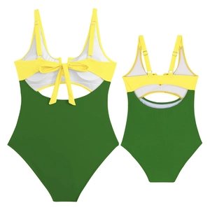 Détail des maillots de bain color-block avec nœud au dos et bretelles réglables