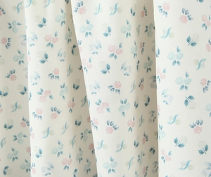 Gros plan d'un tissu à fleurs avec des motifs roses et bleus sur un fond beige
