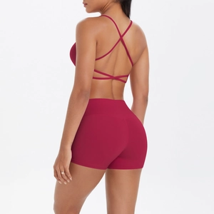 Détail de la brassière de yoga dos croisé et du short de fitness à taille haute bordeaux
