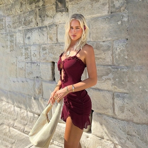 Abito aderente sexy rosso vino con finitura glitterata e dettagli con volant per l'estate