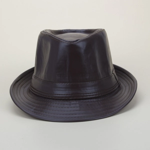 Detail eines dunkelbraunen Fedora-Hutes aus Kunstleder mit Krone und feinen Nähten