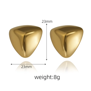 Detail showing 23mm x 23mm dimensions and 8g weight for golden 3D puff earrings