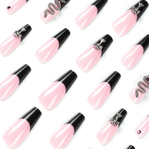 Faux ongles ballerine longs, pointes French noires, serpents 3D et breloques de croix argent