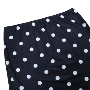 Détail de la taille élastique d'une jupe à pois noirs et blancs avec couture fine