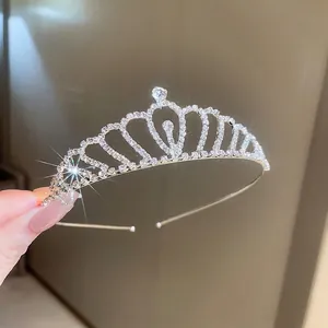 Serre-tête couronne élégant en argent avec strass brillants et perles pour la mariée