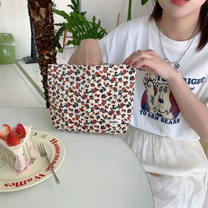 Trousse à maquillage en velours côtelé avec motifs floraux et étiquette de marque