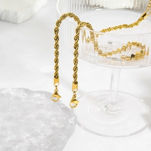 Detail of 18K gold stainless steel twisted rope chain necklace with lobster clasp