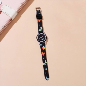 Gros plan d'une montre quartz pour enfants avec motifs papillons sur bracelet en silicone