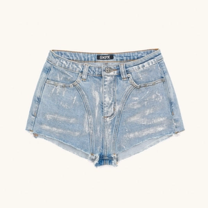 Pantaloncini da moto in denim azzurro con rivestimento verniciato, rivetti argento e orli sfrangiati