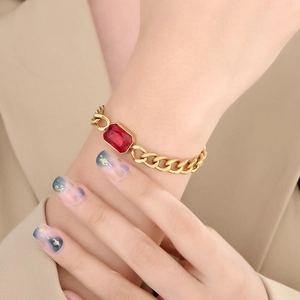 Bracelet chaîne gourmette plaqué or 18 carats avec un cristal rouge rectangulaire