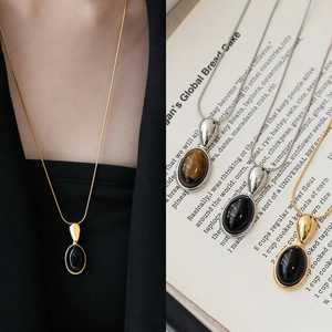 Retro Oval Pendant Necklace For Women Minimalist Alloy Snake Chain Resin Black Stone French Style Jewelry