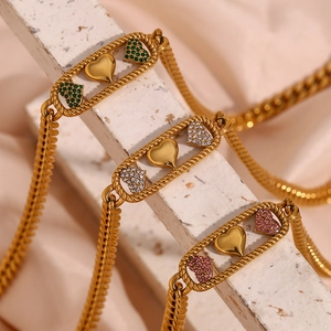 Collier chaîne gourmette plaqué or 18 carats avec trois cœurs sertis de zircons colorés
